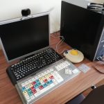 Na zdjęciu specjalistyczny zestaw komputerowy z myszą SmartNav, myszą piłką (trackball) oraz klawiaturą Bigkeys LX