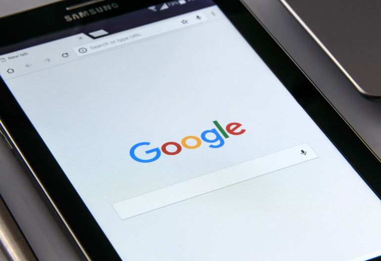 Okno wyszukiwarki Google uruchomione na tablecie firmy Samsung.