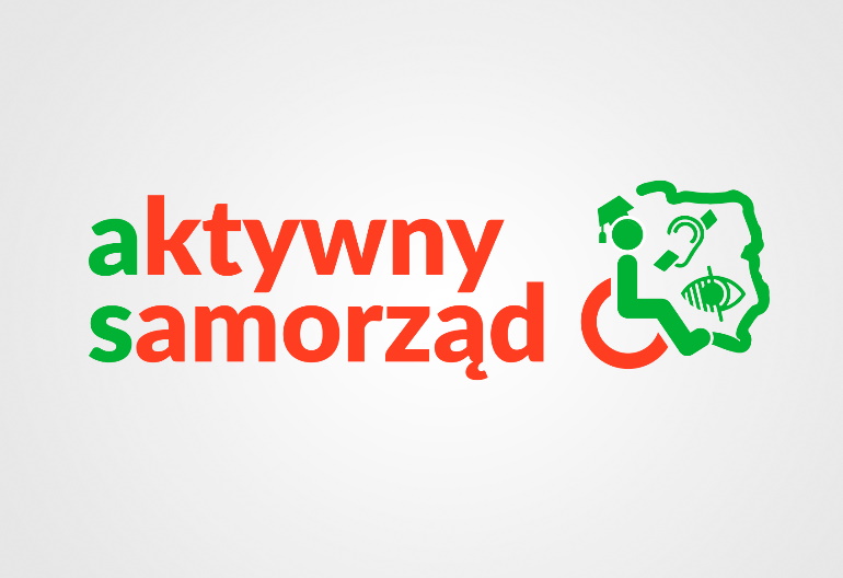 Logo programu "Aktywny Samorząd": zielona osoba poruszająca się na pomarańczowym wózku inwalidzkim wpisuje się w kontury Polski, obok symbole osób głuchych i niewidomych.