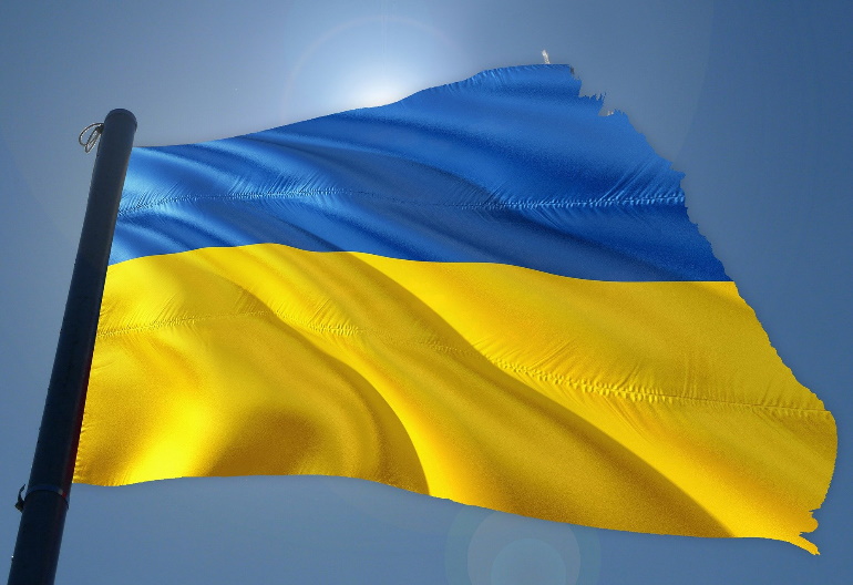 Łopocząca na wietrze flaga Ukrainy