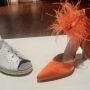2 buty, jeden ortopedyczny, drugi elegancki na wysokiej szpilce.