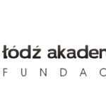 na zdjęciu osoba z słuchawkami na głowie siedząca przed komputerem podczas wideokonferencji